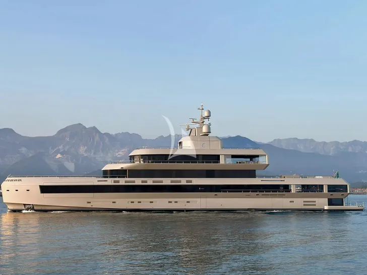 GECO(BY G. ARMANI)Admiral 72m - profile GECO(BY G. ARMANI)Admiral 72m - profile