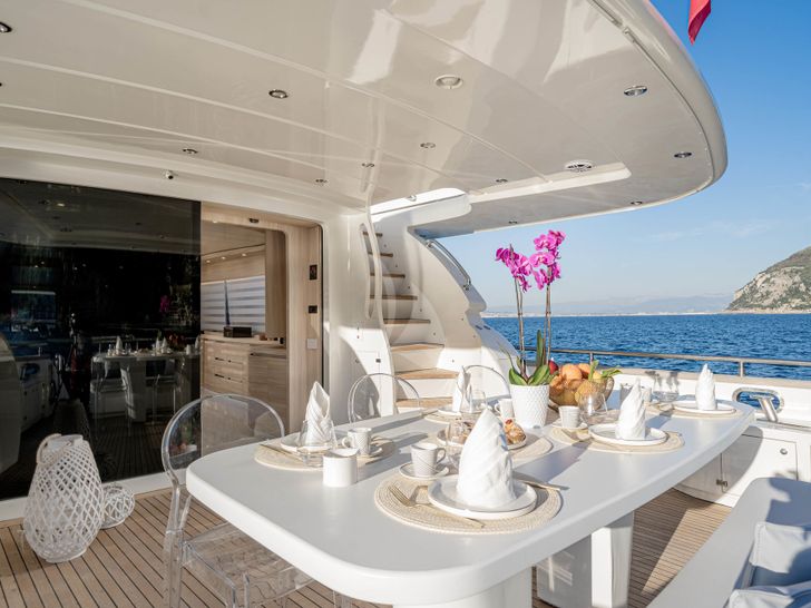 GEMINI 3 Maiora 24S Aft Deck Dining GEMINI 3 Maiora 24S Aft Deck Dining