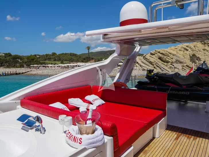 GEMINIS Astondoa 82 - flybridge sun beds GEMINIS Astondoa 82 - flybridge sun beds