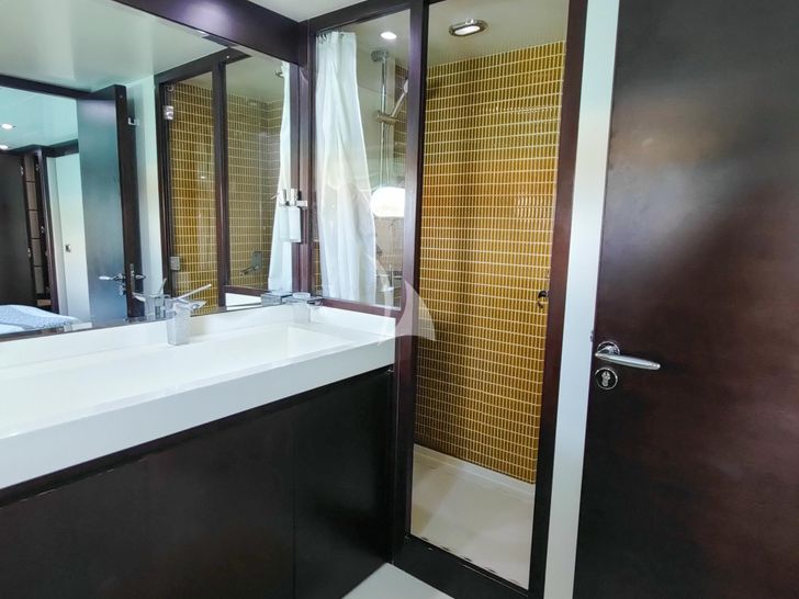 GEMINIS Astondoa 82 - lavatory and shower area GEMINIS Astondoa 82 - lavatory and shower area