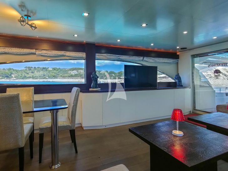 GEMINIS Astondoa 82 - saloon TV GEMINIS Astondoa 82 - saloon TV