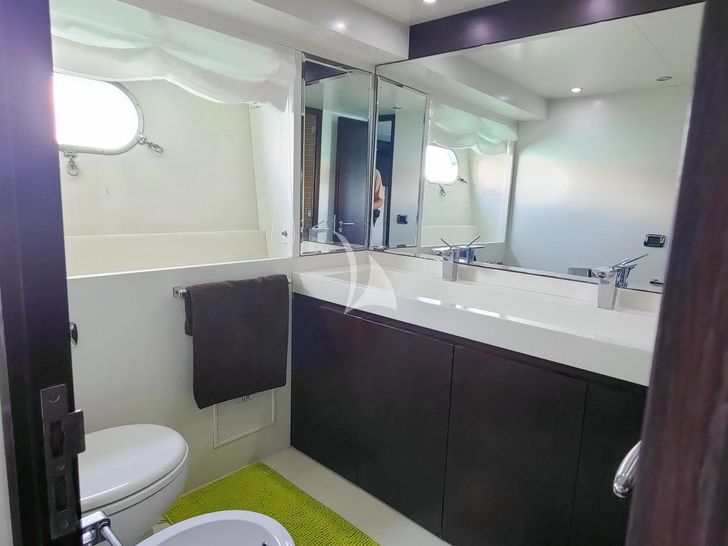 GEMINIS Astondoa 82 - toilet and lavatory GEMINIS Astondoa 82 - toilet and lavatory