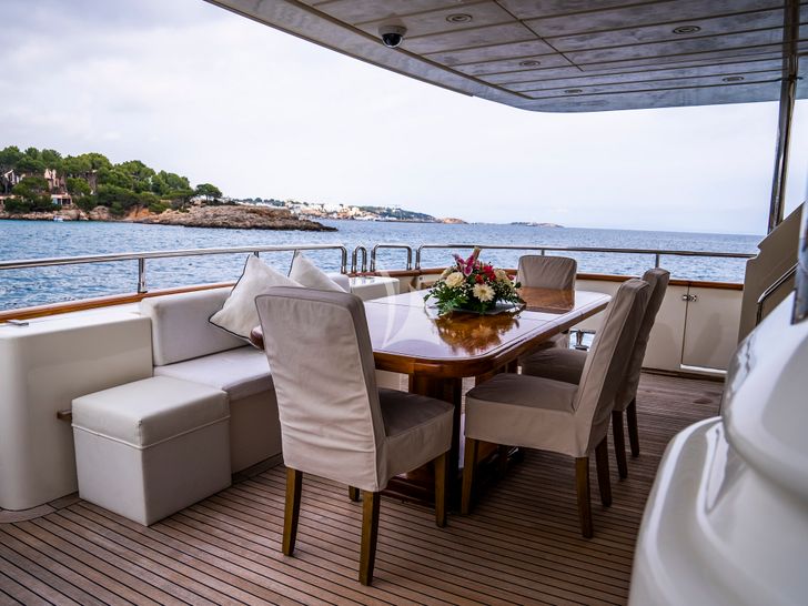 GEORG I Falcon 86 - aft alfresco dining area GEORG I Falcon 86 - aft alfresco dining area