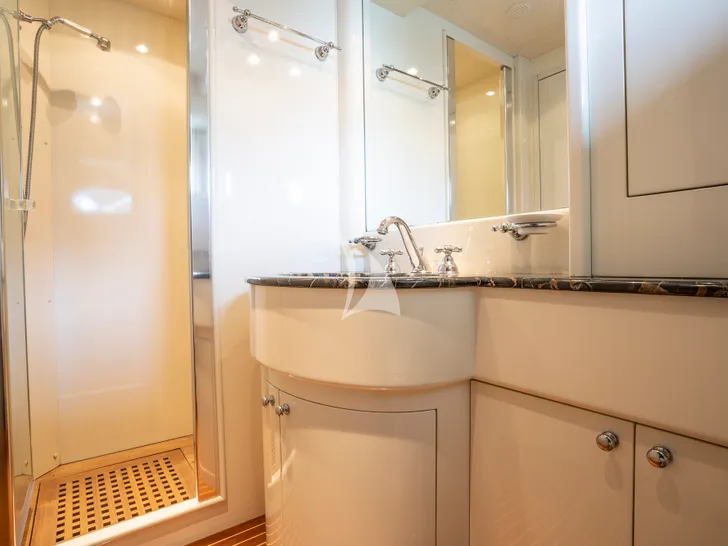 GEORG I Falcon 86 - cabin bathroom lavatory and shower GEORG I Falcon 86 - cabin bathroom lavatory and shower