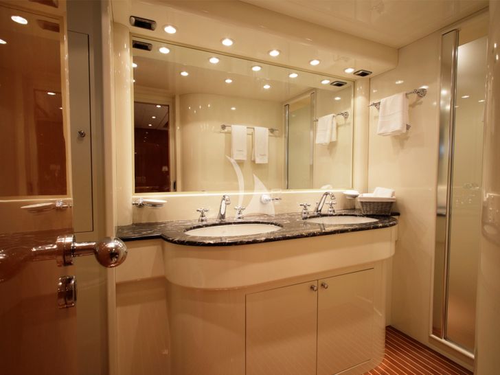 GEORG I Falcon 86 - master cabin bathroom GEORG I Falcon 86 - master cabin bathroom