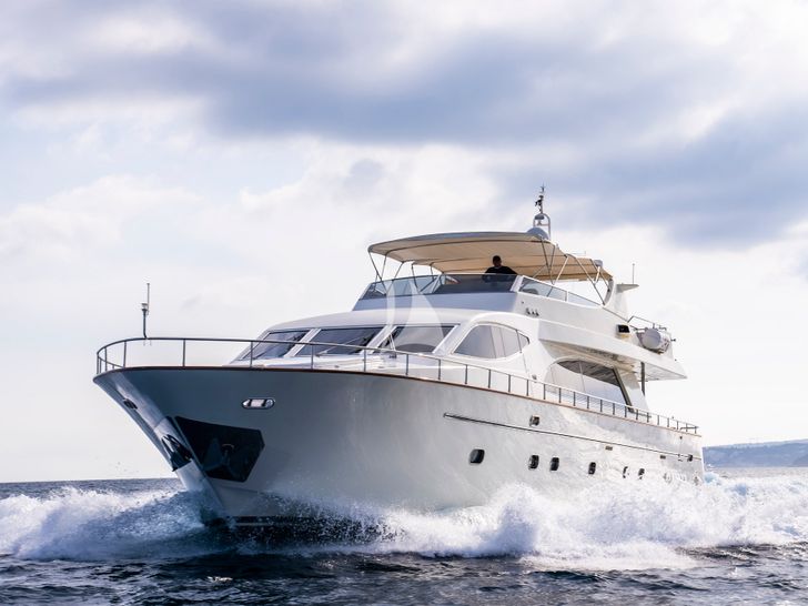 GEORG I Falcon 86 - cruising bow view GEORG I Falcon 86 - cruising bow view