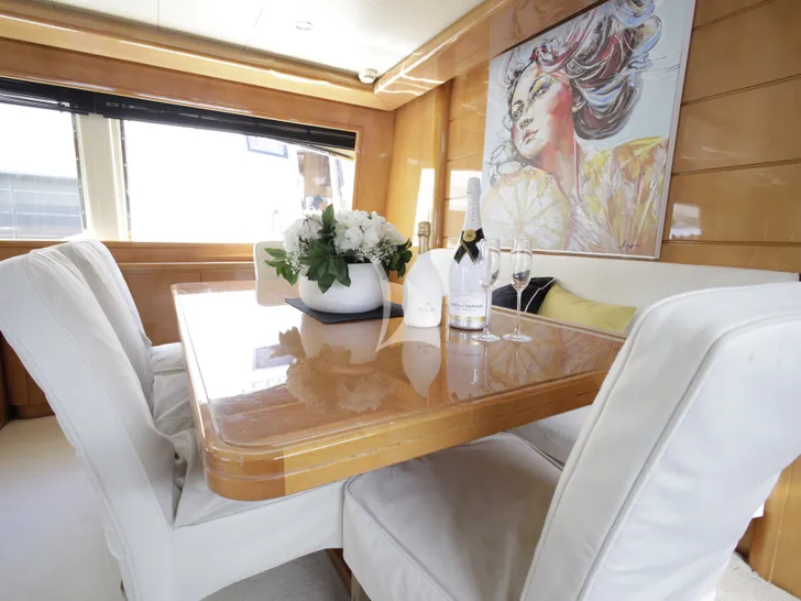 GEORG I Falcon 86 - indoor dining area GEORG I Falcon 86 - indoor dining area