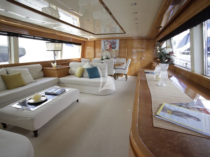 GEORG I Falcon 86 - main saloon GEORG I Falcon 86 - main saloon