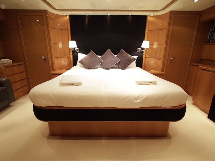 GEORG I Falcon 86 - master cabin bed GEORG I Falcon 86 - master cabin bed