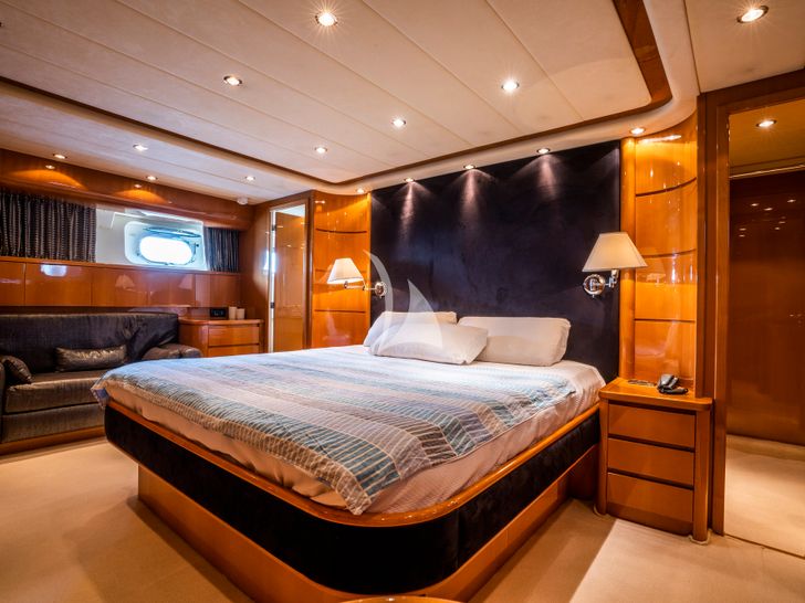 GEORG I Falcon 86 - master cabin wide view GEORG I Falcon 86 - master cabin wide view