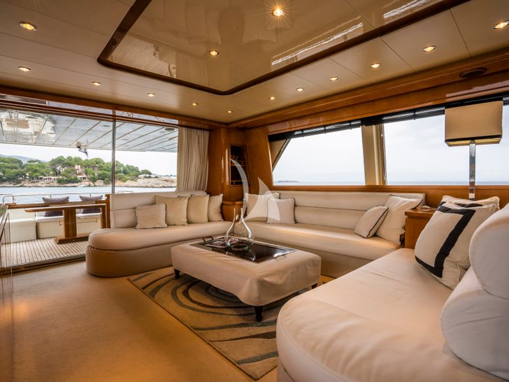 GEORG I Falcon 86 - saloon seating area wider view GEORG I Falcon 86 - saloon seating area wider view