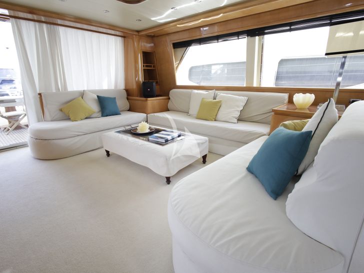 GEORG I Falcon 86 - saloon seating area GEORG I Falcon 86 - saloon seating area