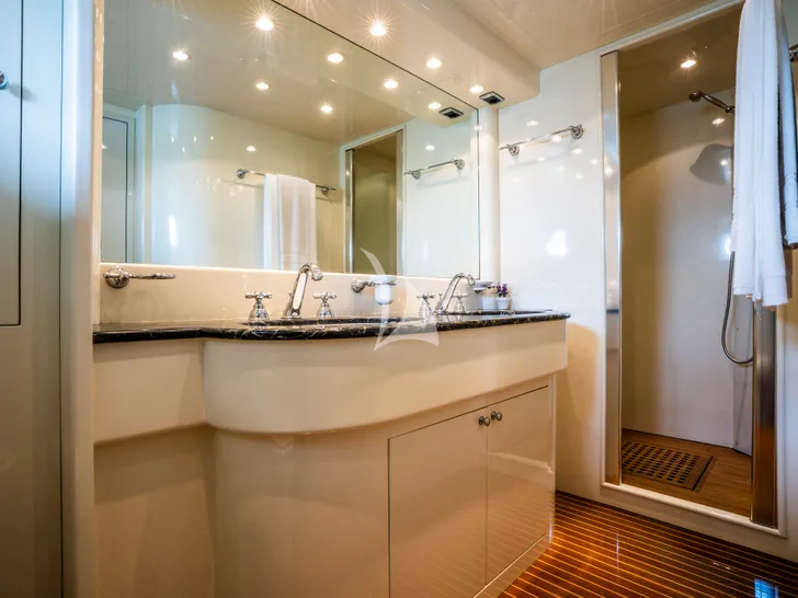 GEORG I Falcon 86 - second bathroom shot GEORG I Falcon 86 - second bathroom shot