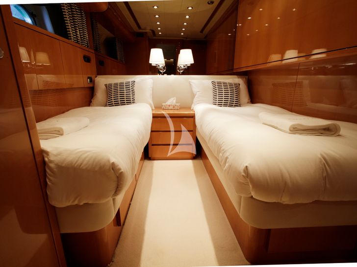 GEORG I Falcon 86 twin cabin 1 with separated beds