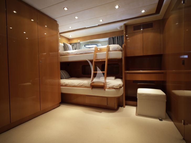 GEORG I Falcon 86 - twin cabin 2 wide view GEORG I Falcon 86 - twin cabin 2 wide view