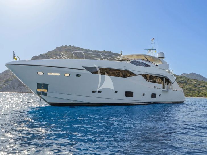 GEORGE P Sunseeker 115 Sport Yacht - anchored bow view GEORGE P Sunseeker 115 Sport Yacht - anchored bow view
