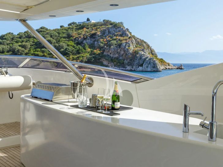 GEORGE P Sunseeker 115 Sport Yacht - flybridge bar GEORGE P Sunseeker 115 Sport Yacht - flybridge bar