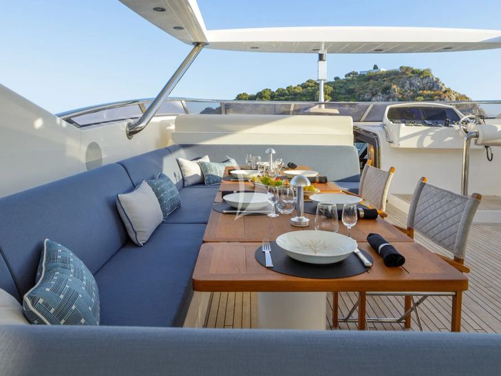 GEORGE P Sunseeker 115 Sport Yacht - flybridge dining area GEORGE P Sunseeker 115 Sport Yacht - flybridge dining area
