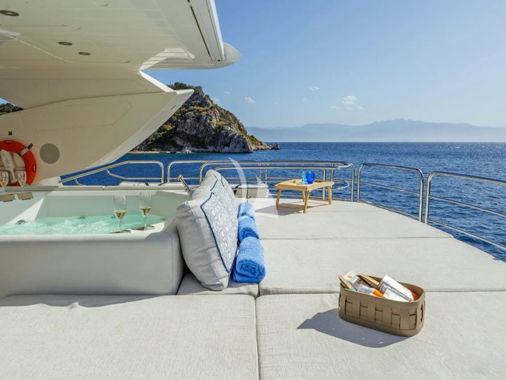 GEORGE P Sunseeker 115 Sport Yacht - flybridge jacuzzi and bronzing area GEORGE P Sunseeker 115 Sport Yacht - flybridge jacuzzi and bronzing area