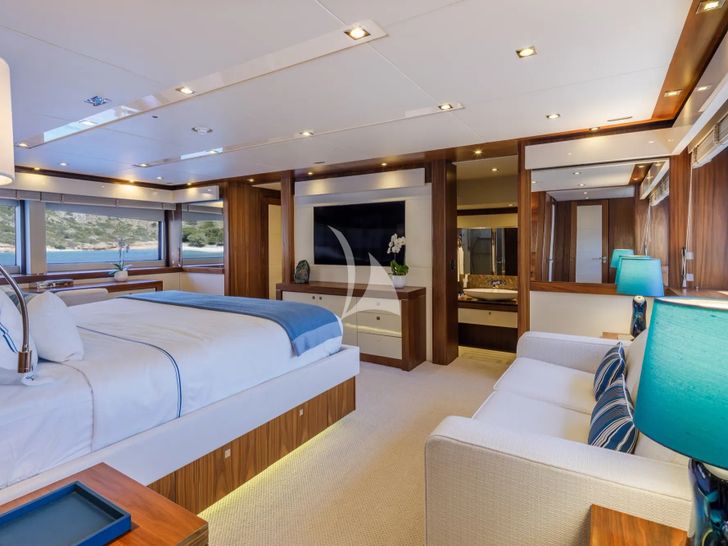 GEORGE P Sunseeker 115 Sport Yacht - master cabin bed and TV GEORGE P Sunseeker 115 Sport Yacht - master cabin bed and TV