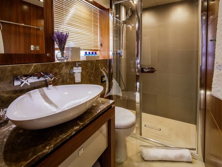 GEORGE P Sunseeker 115 Sport Yacht - twin cabin 1 bathroom GEORGE P Sunseeker 115 Sport Yacht - twin cabin 1 bathroom