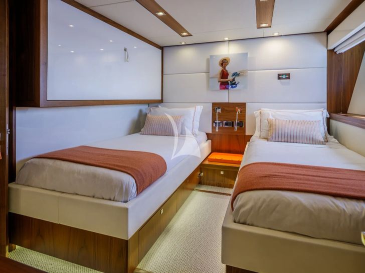 GEORGE P Sunseeker 115 Sport Yacht - twin cabin 1 GEORGE P Sunseeker 115 Sport Yacht - twin cabin 1