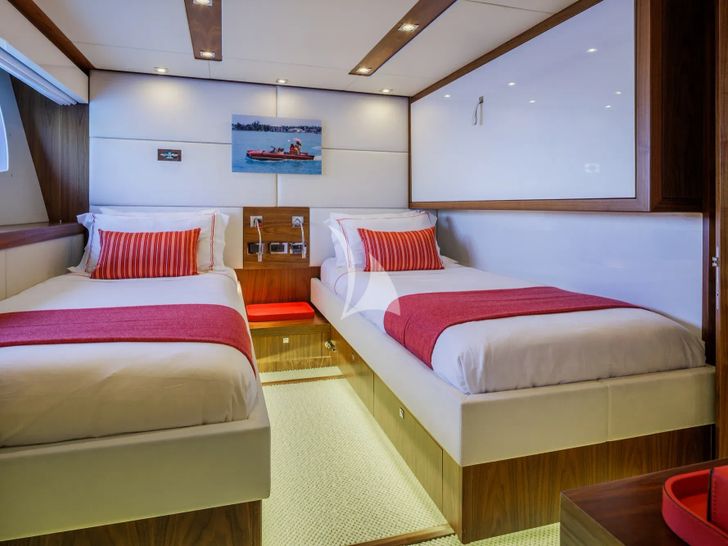 GEORGE P Sunseeker 115 Sport Yacht - twin cabin 2 GEORGE P Sunseeker 115 Sport Yacht - twin cabin 2
