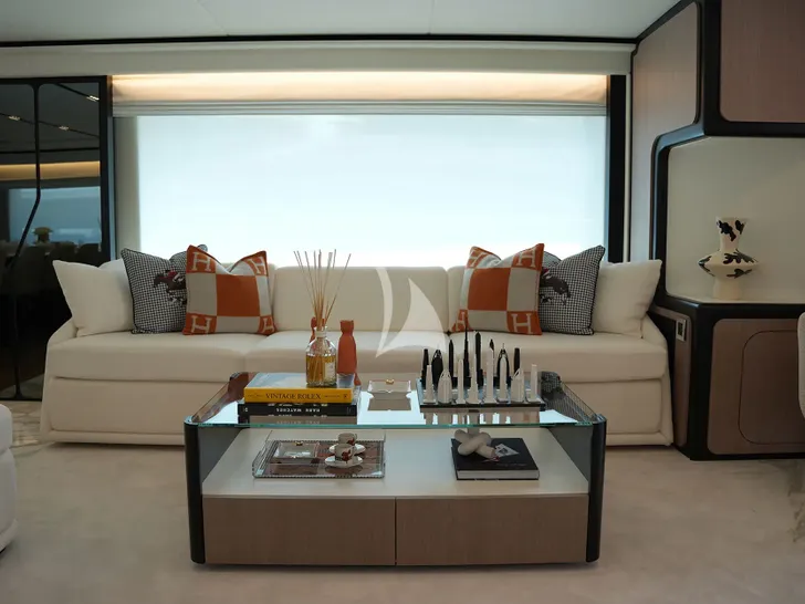 GEULUNEL Gulf Craft Majesty 120 - main saloon couch GEULUNEL Gulf Craft Majesty 120 - main saloon couch