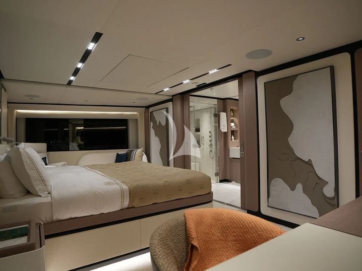 GEULUNEL Gulf Craft Majesty 120 - master cabin bed and bathroom entrance GEULUNEL Gulf Craft Majesty 120 - master cabin bed and bathroom entrance