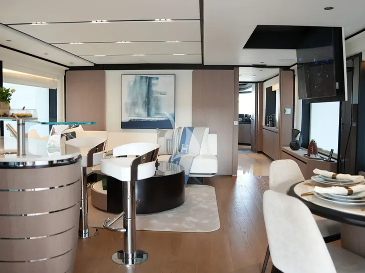 GEULUNEL Gulf Craft Majesty 120 - sky lounge GEULUNEL Gulf Craft Majesty 120 - sky lounge
