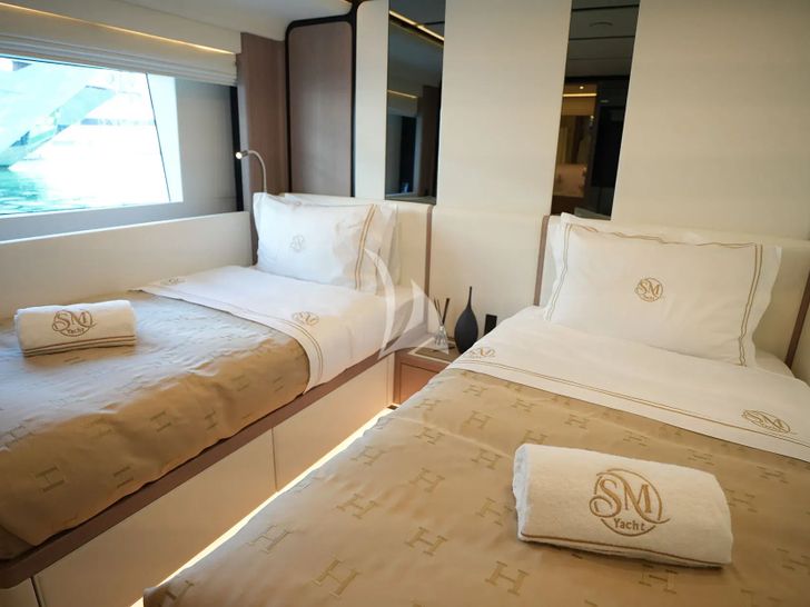 GEULUNEL Gulf Craft Majesty 120 - twin cabin GEULUNEL Gulf Craft Majesty 120 - twin cabin