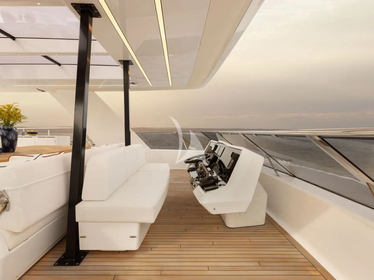 GIGI Sunreef 70 Power - flybridge helm GIGI Sunreef 70 Power - flybridge helm