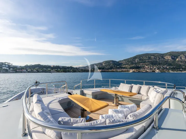 GIOIA Codecasa Vintage 43m - foredeck lounge GIOIA Codecasa Vintage 43m - foredeck lounge