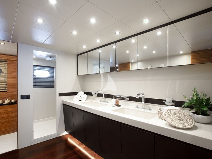 GIOE I Tecnomar 100 master cabin bathroom GIOE I Tecnomar 100 master cabin bathroom