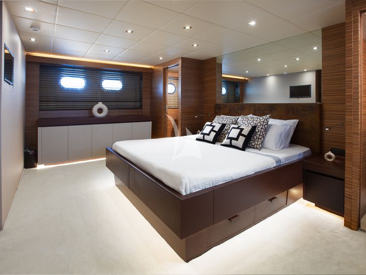 GIOE I Tecnomar 100 master cabin bed GIOE I Tecnomar 100 master cabin bed