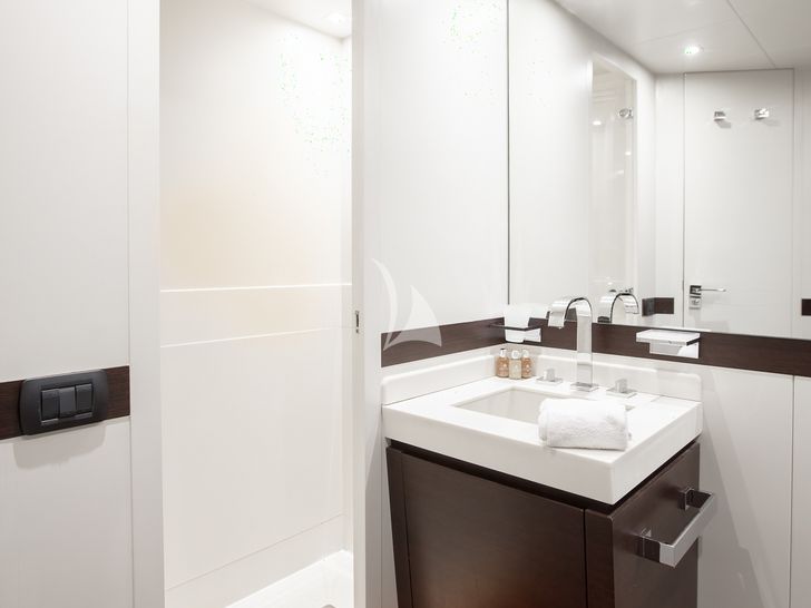 GIOE I Tecnomar 100 twin cabin bathroom GIOE I Tecnomar 100 twin cabin bathroom