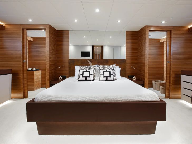 GIOE I Tecnomar Nadara 30 - master cabin bed GIOE I Tecnomar Nadara 30 - master cabin bed