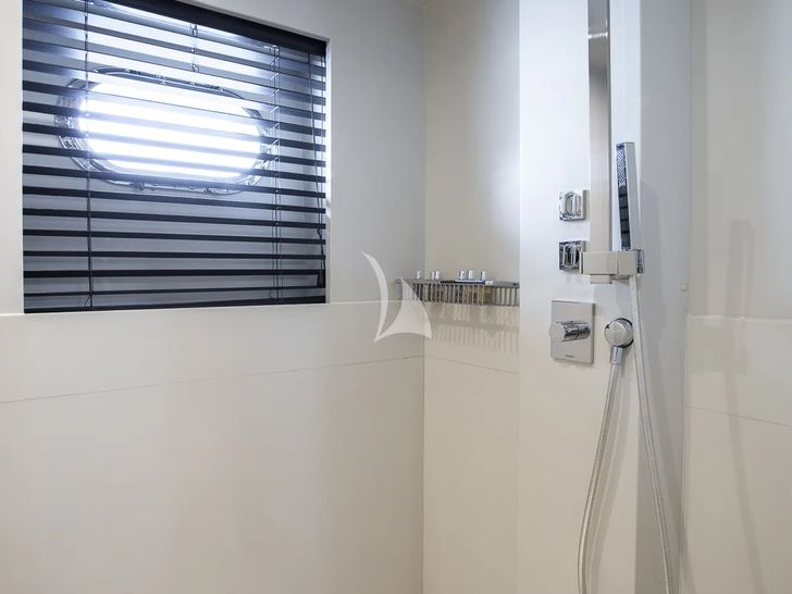 GIOE I Tecnomar Nadara 30 - master cabin shower GIOE I Tecnomar Nadara 30 - master cabin shower