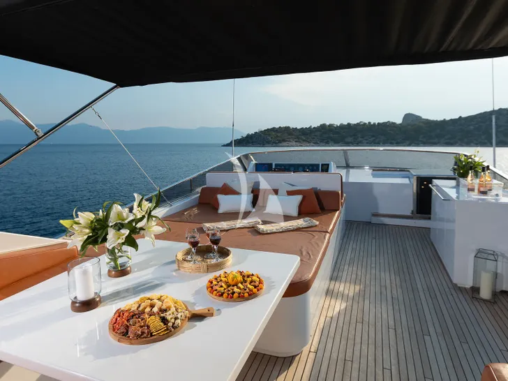GIOE I Tecnomar Nadara 30 - sundeck alfresco dining GIOE I Tecnomar Nadara 30 - sundeck alfresco dining