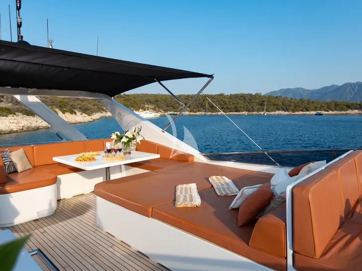 GIOE I Tecnomar Nadara 30 - sundeck dining lounge and sunbathing area GIOE I Tecnomar Nadara 30 - sundeck dining lounge and sunbathing area
