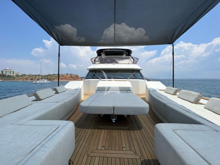 GIORGIO Monte Carlo 86 foredeck seating and bronzing area