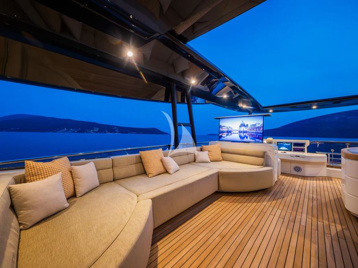 GIORGIO Monte Carlo 86 - flybridge seating GIORGIO Monte Carlo 86 - flybridge seating