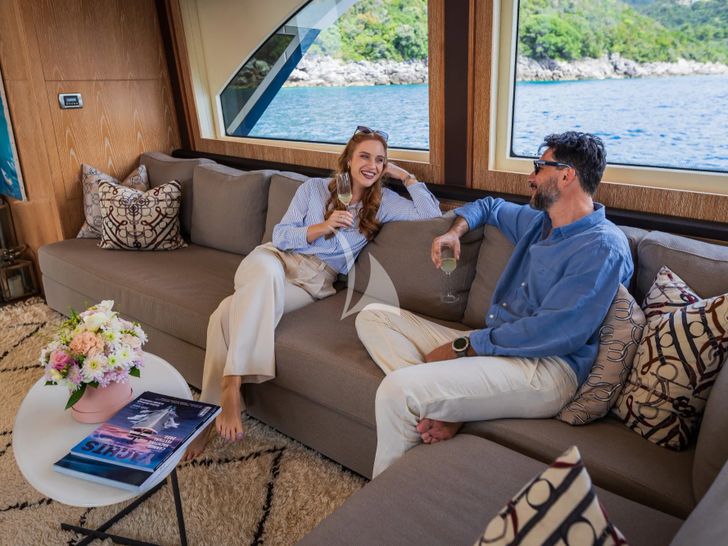 GIORGIO Monte Carlo 86 - guests in the saloon GIORGIO Monte Carlo 86 - guests in the saloon