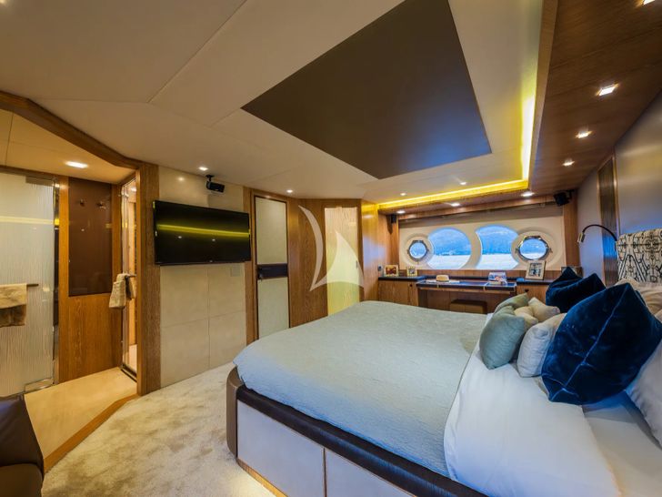 GIORGIO Monte Carlo 86 - master cabin bed and TV GIORGIO Monte Carlo 86 - master cabin bed and TV