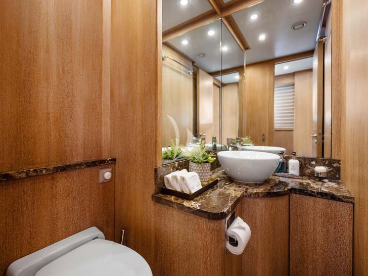 GLADIUS Cantieri di Pisa Akhir 38 - VIP cabin bathroom GLADIUS Cantieri di Pisa Akhir 38 - VIP cabin bathroom