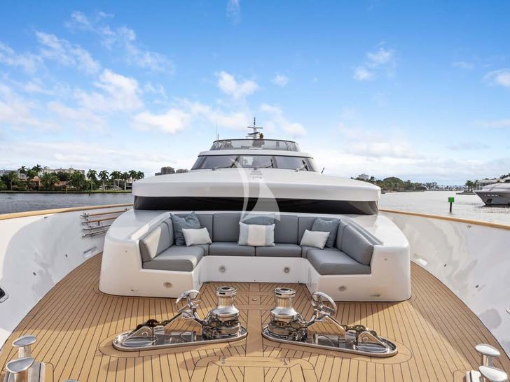GLADIUS Cantieri di Pisa Akhir 38 - foredeck lounge GLADIUS Cantieri di Pisa Akhir 38 - foredeck lounge