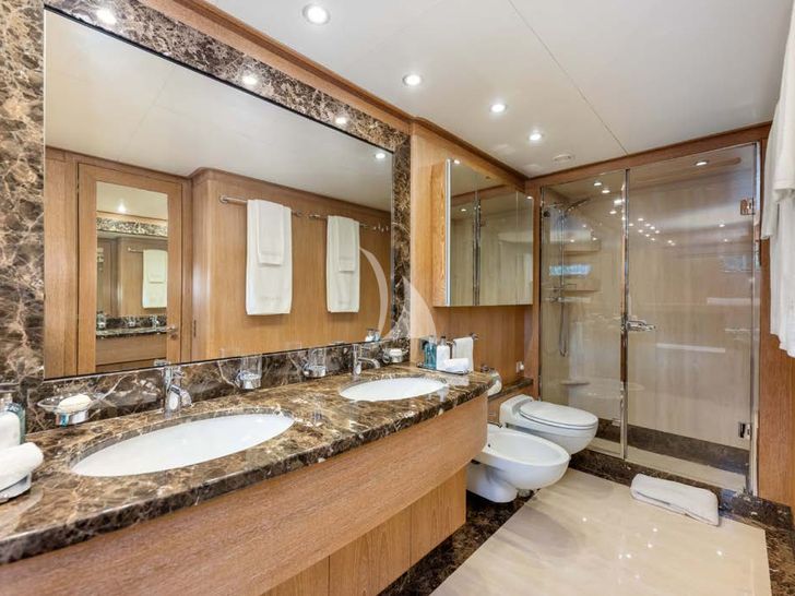GLADIUS Cantieri di Pisa Akhir 38 master cabin bathroom
