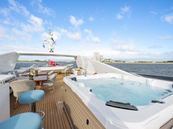 GLADIUS Cantieri di Pisa Akhir 38 - sundeck jacuzzi GLADIUS Cantieri di Pisa Akhir 38 - sundeck jacuzzi