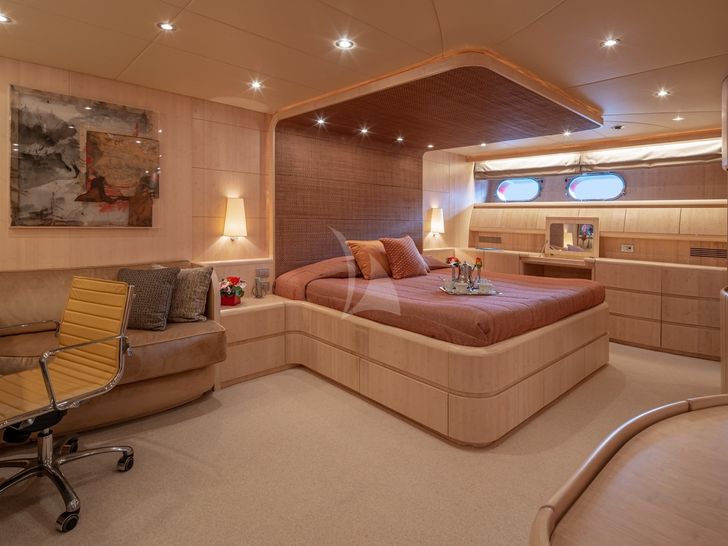 GLAROS Yacht master cabin