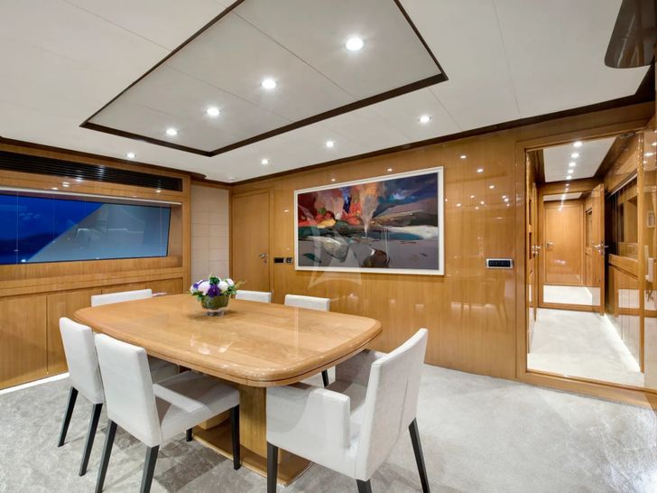 GO Dragos Yachts 111 - dining table GO Dragos Yachts 111 - dining table